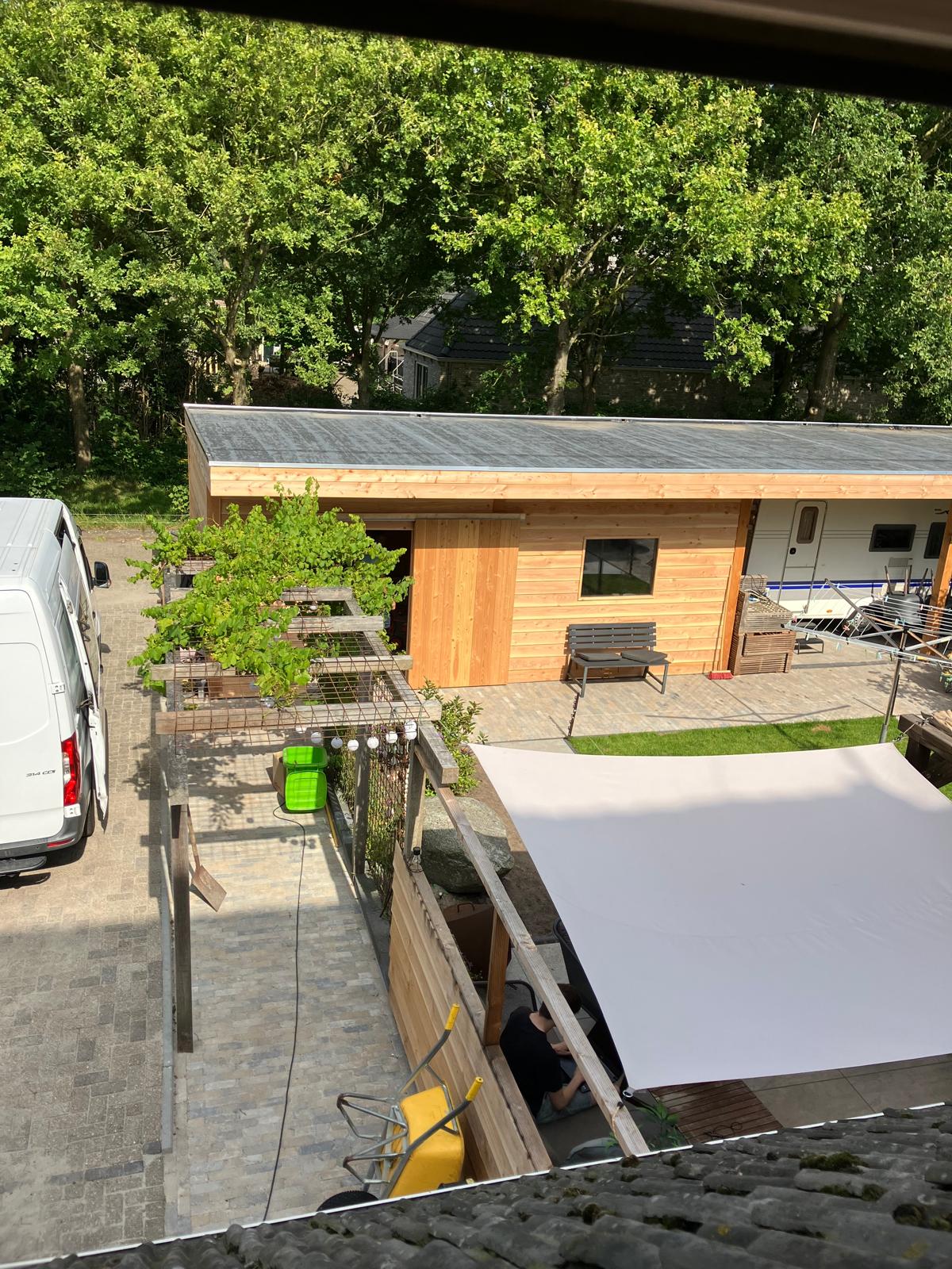 Tuinhuisje en terras na