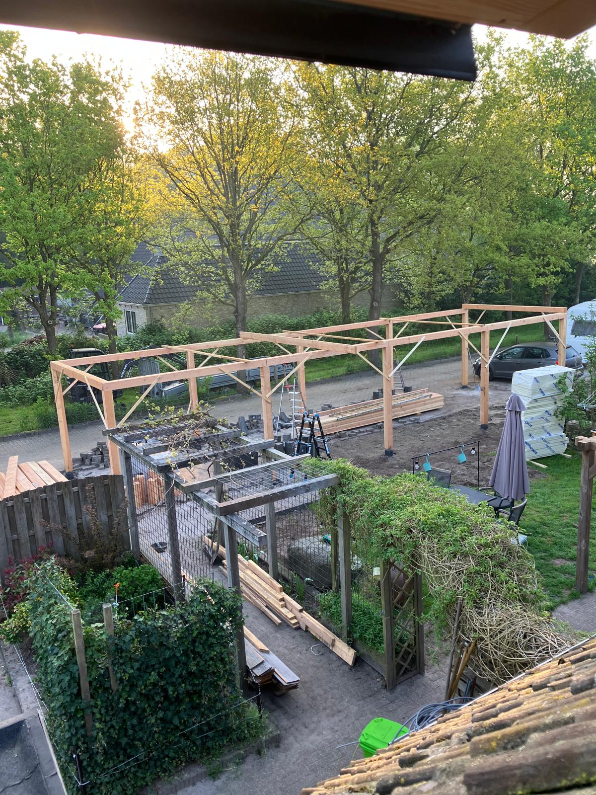 Tuinhuisje en terras voor